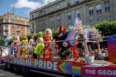 Dublin, İrlanda, 25 Haziran 2022. İrlanda gururu 2022 ana caddelerden birinde yürüyen insanlarla geçit töreni yapıyor. Yüksek kalite fotoğraf