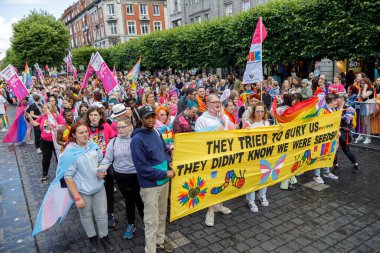 Dublin, İrlanda, 25 Haziran 2022. İrlanda gururu 2022 şehrin ana caddelerinden birinde yürüyen insanlarla geçit töreni yapıyor. Yüksek kalite fotoğraf