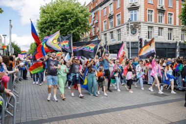 Dublin, İrlanda, 25 Haziran 2022. İrlanda gururu 2022 ana caddelerden birinde yürüyen insanlarla geçit töreni yapıyor. Yüksek kalite fotoğraf