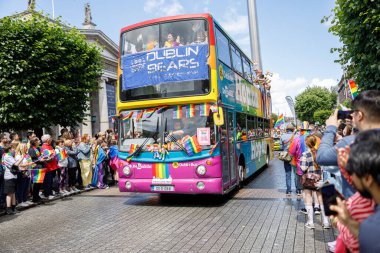 Dublin, İrlanda, 25 Haziran 2022. İrlanda gururu 2022 ana caddelerden birinde yürüyen insanlarla geçit töreni yapıyor. Yüksek kalite fotoğraf