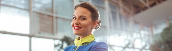 Radosna Stewardessa Lub Stewardessa Mundurze Stewardessy Lotniczej Patrząc Kamerę Uśmiechając — Zdjęcie stockowe