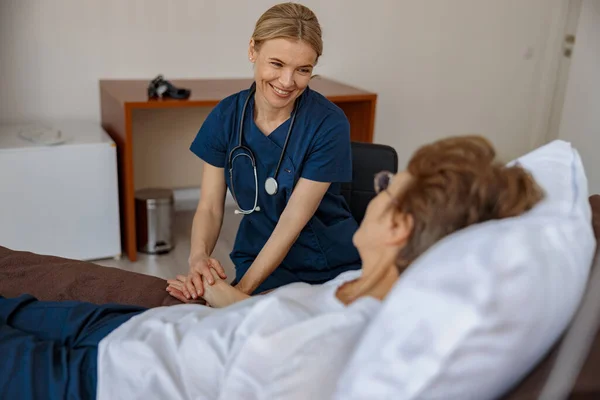 Dokter Houdt Een Zieke Senior Patiënt Met Hand Ondersteunen Haar — Stockfoto