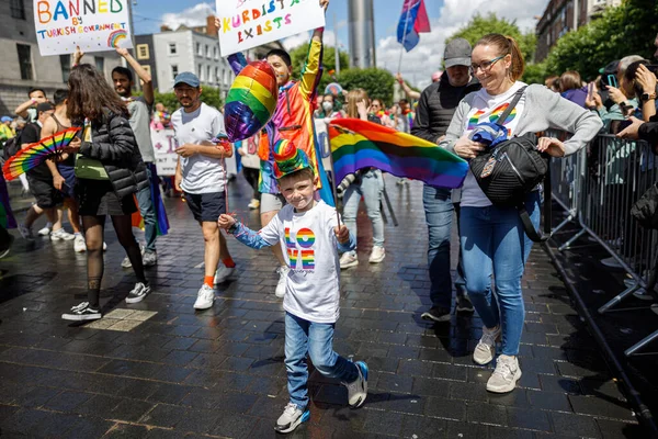 Dublin, İrlanda, 25 Haziran 2022. İrlanda gururu 2022 ana caddelerden birinde yürüyen insanlarla geçit töreni yapıyor. Yüksek kalite fotoğraf