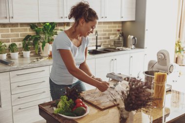 Ev hanımları hamuru karıştırıcı ve erişte kesiciyle ev yapımı erişte yapıyorum.