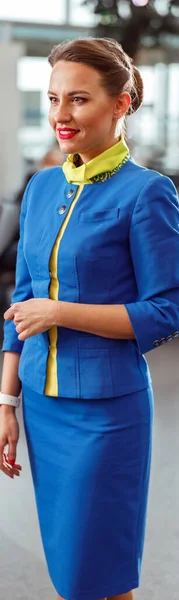 Vrolijke Stewardess Lucht Gastvrouw Dragen Luchtvaart Uniform Terwijl Wegkijken Glimlachen — Stockfoto