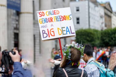 Şehrin sokaklarında bayraklarla eşcinsellerin gurur yürüyüşü yapılıyor. Yüksek kalite fotoğraf