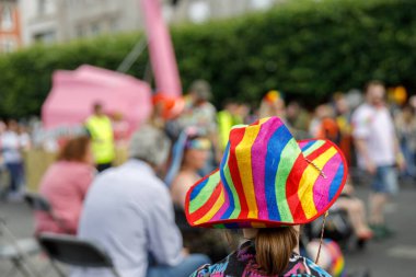 Şehrin sokaklarında bayraklarla eşcinsellerin gurur yürüyüşü yapılıyor. Yüksek kalite fotoğraf