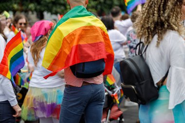 Şehrin sokaklarında bayraklarla eşcinsellerin gurur yürüyüşü yapılıyor. Yüksek kalite fotoğraf