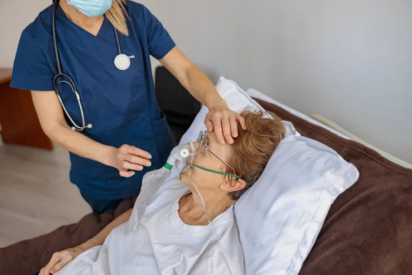 Dokter Zet Een Ademhalingsmasker Bij Een Vrouwelijke Patiënt Met Covid — Stockfoto