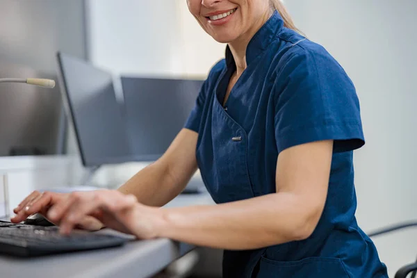 Νοσοκόμα Στο Καθήκον Που Εργάζεται Στον Υπολογιστή Στη Ρεσεψιόν Στη — Φωτογραφία Αρχείου