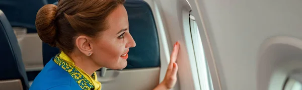 Närbild Kvinnliga Flygvärdinnor Som Njuter Utsikten Från Flygplansfönstret Och Ler — Stockfoto