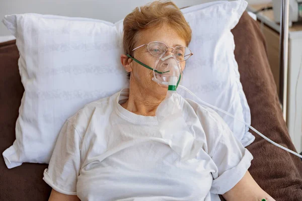 Oudere Patiënt Met Ademmasker Ligt Afdeling Tijdens Behandeling Van Covid — Stockfoto