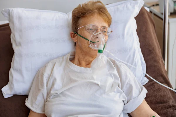 Senior Patient Breathing Mask Lies Ward Treatment Covid High Quality — Stock Photo, Image