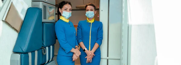 Γυναίκες Αεροσυνοδοί Που Φορούν Προστατευτικές Μάσκες Προσώπου Και Στολή Αεροσυνοδού — Φωτογραφία Αρχείου