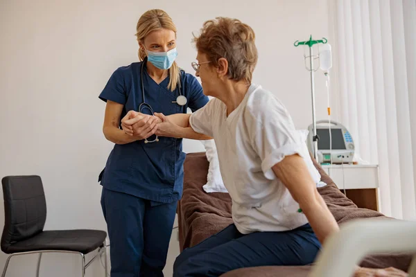 Vrouwelijke Verpleegster Met Masker Die Patiënt Helpt Staan Afdeling Van — Stockfoto