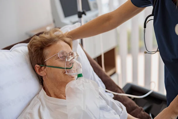 Läkaren Sätter Andningsmask Kvinnlig Patient Med Covid Högkvalitativt Foto — Stockfoto