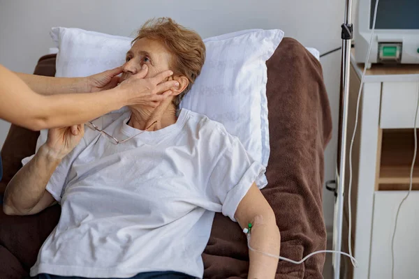 Arts Controleert Pupillen Van Vrouwelijke Patiënten Tijdens Behandeling Een Ziekenhuisafdeling — Stockfoto