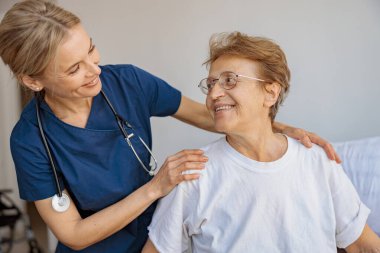 Hastane odasında tıbbi işlemlerden önce hasta bir hastayı destekleyen bir doktor. Yüksek kalite fotoğraf