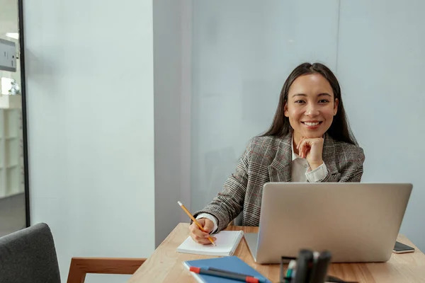 Smiling Business Asian Woman Working Office Use Computer Making Notes — 스톡 사진