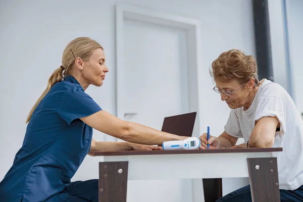 Γυναίκα Ασθενής Που Υπογράφει Συμφωνία Θεραπείας Στο Ιατρείο Υψηλής Ποιότητας — Φωτογραφία Αρχείου