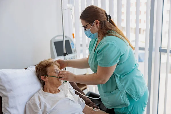 Verpleegster Zet Een Ademmasker Een Vrouwelijke Patiënt Met Covid Hoge — Stockfoto
