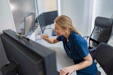 Nöbetçi hemşire resepsiyonda mikrofona anons yapıyor. Yüksek kalite fotoğraf