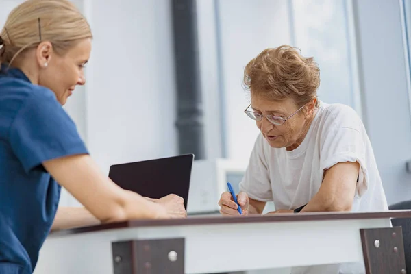 Γυναίκα Ασθενής Που Υπογράφει Συμφωνία Θεραπείας Στο Ιατρείο Υψηλής Ποιότητας — Φωτογραφία Αρχείου