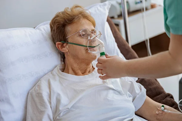Sköterskan Tar Sig Andningsmask Kvinnlig Patient Med Covid Högkvalitativt Foto — Stockfoto
