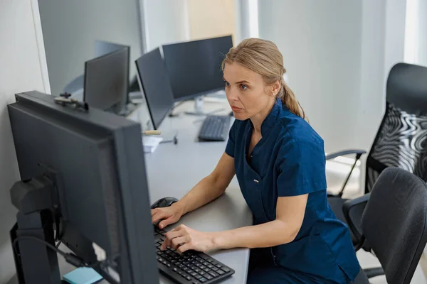 Enfermeira Serviço Trabalhando Computador Recepção Clínica Moderna Foto Alta Qualidade — Fotografia de Stock