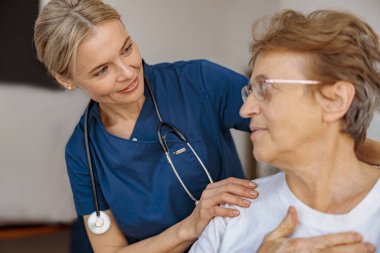 Hastane odasında tıbbi işlemlerden önce hasta bir hastayı destekleyen bir doktor. Yüksek kalite fotoğraf