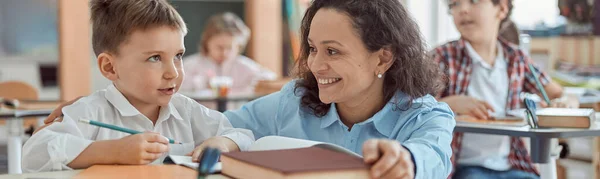 Profesor Amable Feliz Está Ayudando Niño Las Lecciones Escuela Primaria — Foto de Stock