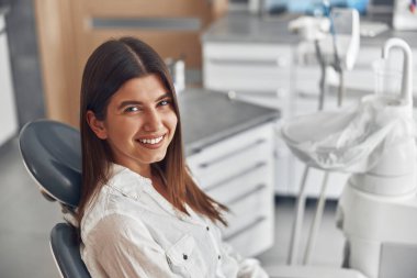 Dişçi kabinesindeki mutlu beyaz kadın.