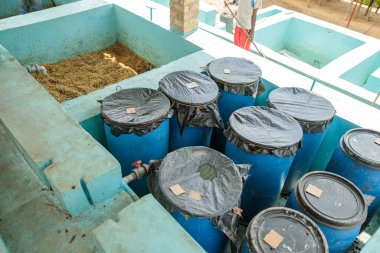 Kahve çekirdekli plastik kaplar çamaşır yıkama istasyonunda duruyordu.