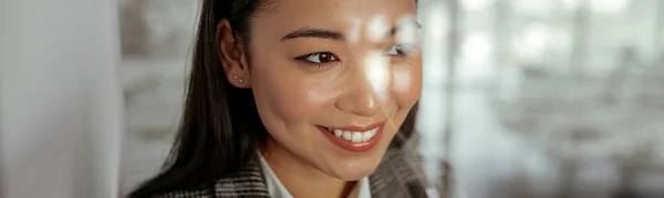 Retrato Mujer Negocios Asiática Sonriente Pie Detrás Vidrio Oficina Cerca —  Fotos de Stock