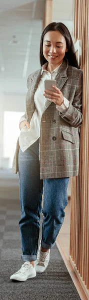 Portrait Une Femme Affaires Asiatique Souriante Debout Dans Bureau Moderne — Photo