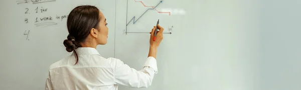 Skupiony Azjatycki Biznes Kobieta Rysunek Biznes Wykresy Flipboard Podczas Konferencji — Zdjęcie stockowe