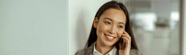 Mulher Negócios Asiática Fazendo Telefonema Sorrindo Escritório Foto Alta Qualidade — Fotografia de Stock