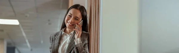 Mujer Negocios Asiática Hablando Por Teléfono Con Cliente Sonrisa Foto — Foto de Stock