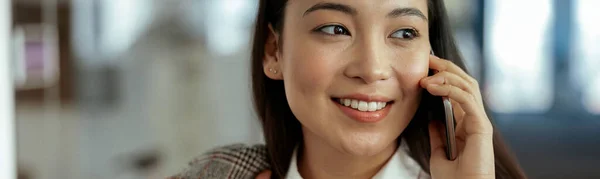 Detailní Záběr Usměvavé Asijské Obchodní Žena Dělat Telefonát Stojící Úřadu — Stock fotografie