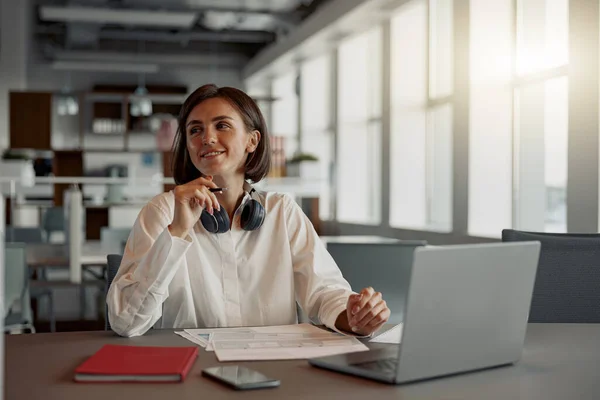 Business Woman Working Laptop Making Notes While Sitting Modern Office — 스톡 사진