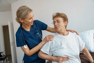 Hastane odasında tıbbi işlemlerden önce hasta bir hastayı destekleyen bir doktor. Yüksek kalite fotoğraf