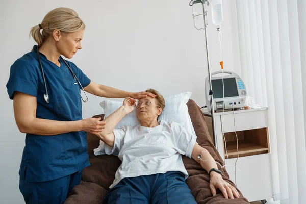 Γιατρός Ελέγχει Θερμοκρασία Της Άρρωστης Ασθενούς Στο Νοσοκομείο Στην Κλινική — Φωτογραφία Αρχείου
