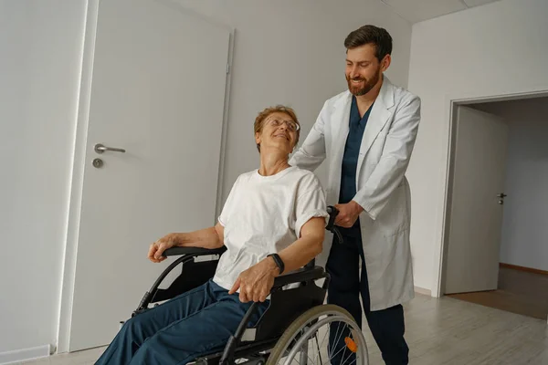 Médico Profesional Que Lleva Paciente Silla Ruedas Sala Clínica Medicina —  Fotos de Stock