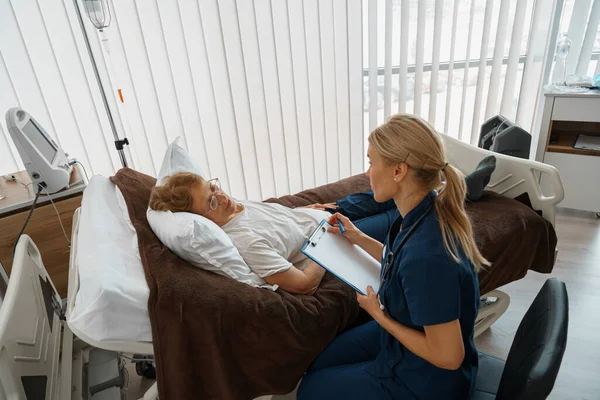 Professional Doctor Uniform Examines Patient Visit Hospital Ward Clinic — Stockfoto