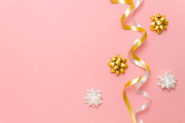 Beyaz altın kurdele ve pembe arka planda fiyonklardan oluşan şenlikli sağ çerçeve