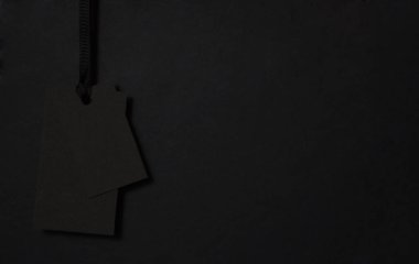 Kara Cuma indirimi. Siyah arka planda siyah etiket var. Gösterişsiz.