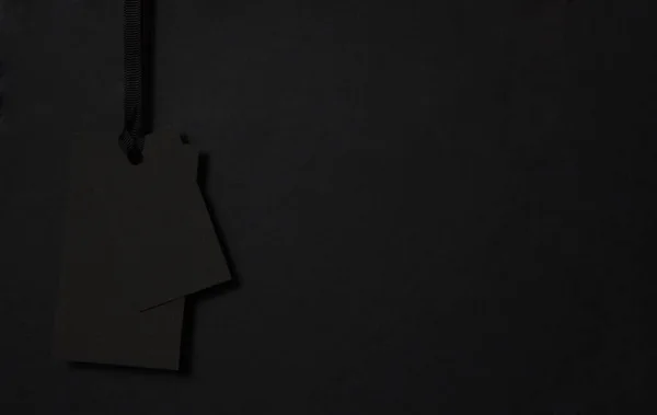 ブラック・フライデーセール。黒の背景に黒のタグ。鍵が低い — ストック写真