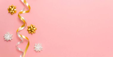 Beyaz altın kurdele ve pembe arka planda fiyonklardan oluşan şenlikli sol çerçeve