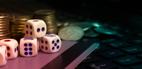 Online casino concept. Kubussen, geld en bankkaart op laptop toetsenbord. Kopieerruimte Rechtenvrije Stockafbeeldingen