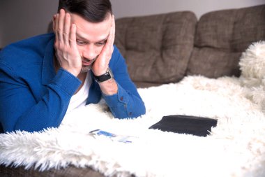 Son parası olan hayal kırıklığına uğramış genç adamın hiç birikimi yok. Ödeme faturası, kredi. İflas, iflas ve mali borç